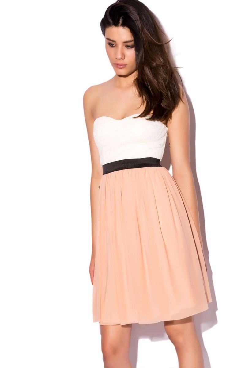 vestido corto skater con falda de vuelo color coral y corpiño blanco